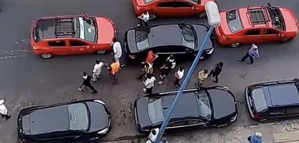صورة متداولة تعيد الجدل حول اعتداء مهنيي سيارات الأجرة على "سائقي التطبيقات" بالمغرب